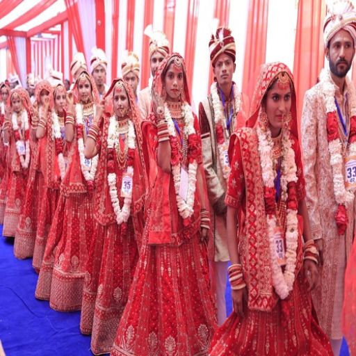 ภาพถ่ายหมู่ของคู่รักผู้พิการในงานแต่งงานหมู่ขององค์กรพัฒนาเอกชน